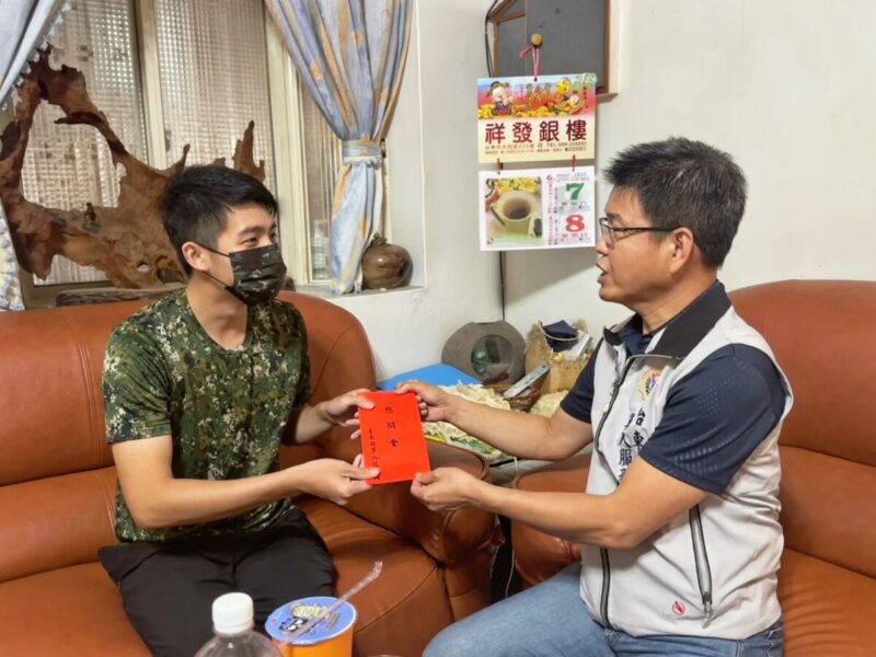 臺東軍服站慰問術後療養官兵 傳遞各界溫暖與關懷 臺東軍服站慰問術後療養官兵 傳遞各界溫暖與關懷