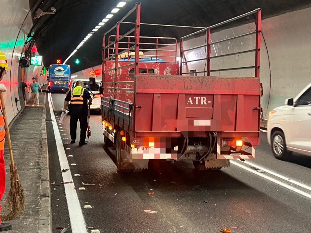 雪隧南下3車連環撞癱瘓10公里 禍首19歲駕駛坦承「我睡著了」 雪隧南下3車連環撞癱瘓10公里 禍首19歲駕駛坦承「我睡著了」