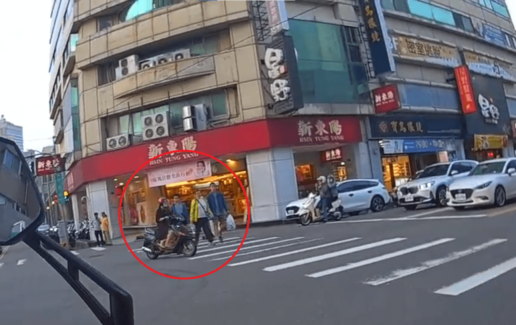 當警察面闖紅燈還不讓人過！婦人「三違一」遭逮…竟還是無照駕駛