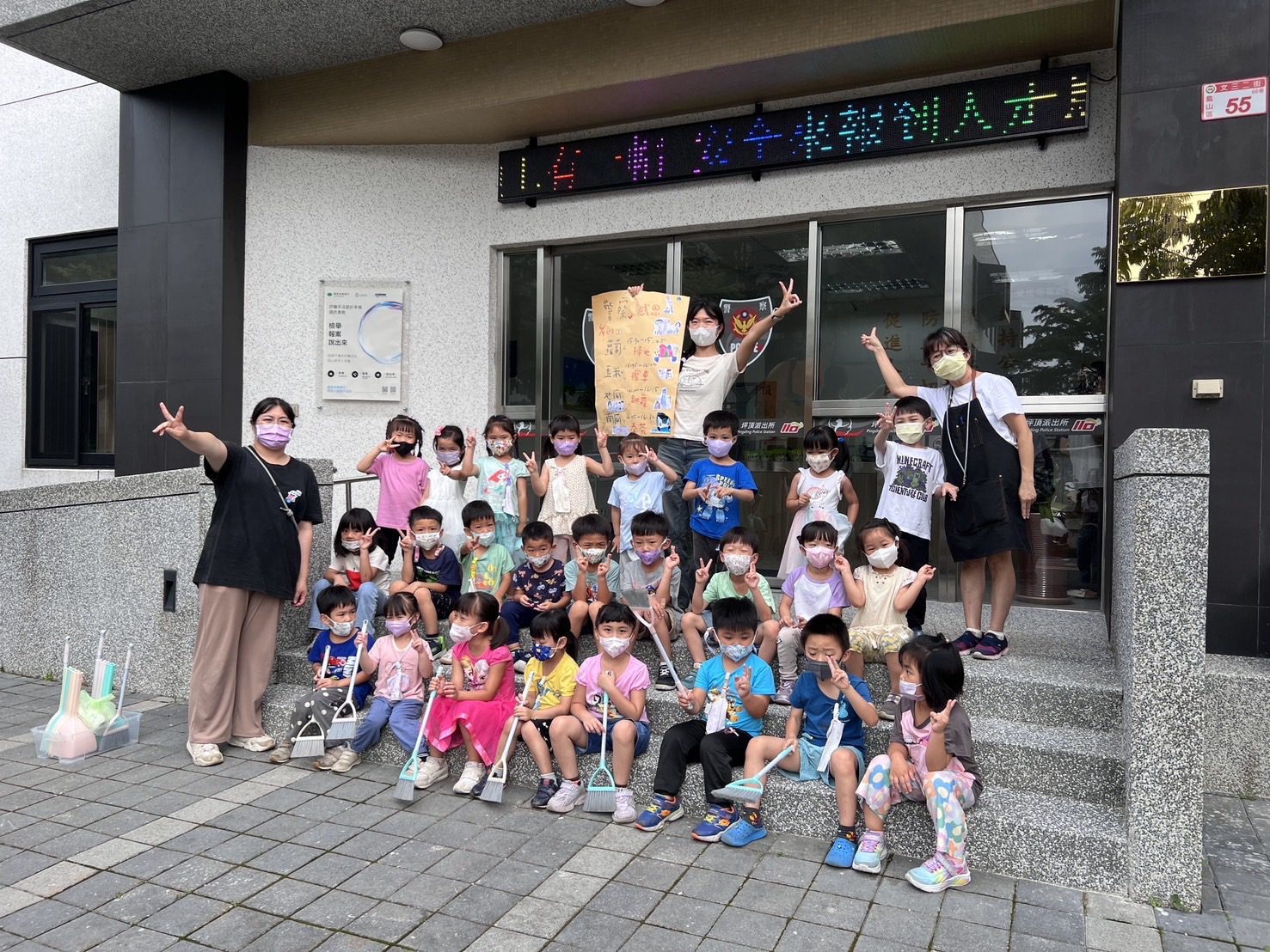 迎接警察節 龜山學童擦亮警車、獻舞感謝員警辛勞 迎接警察節 龜山學童擦亮警車、獻舞感謝員警辛勞