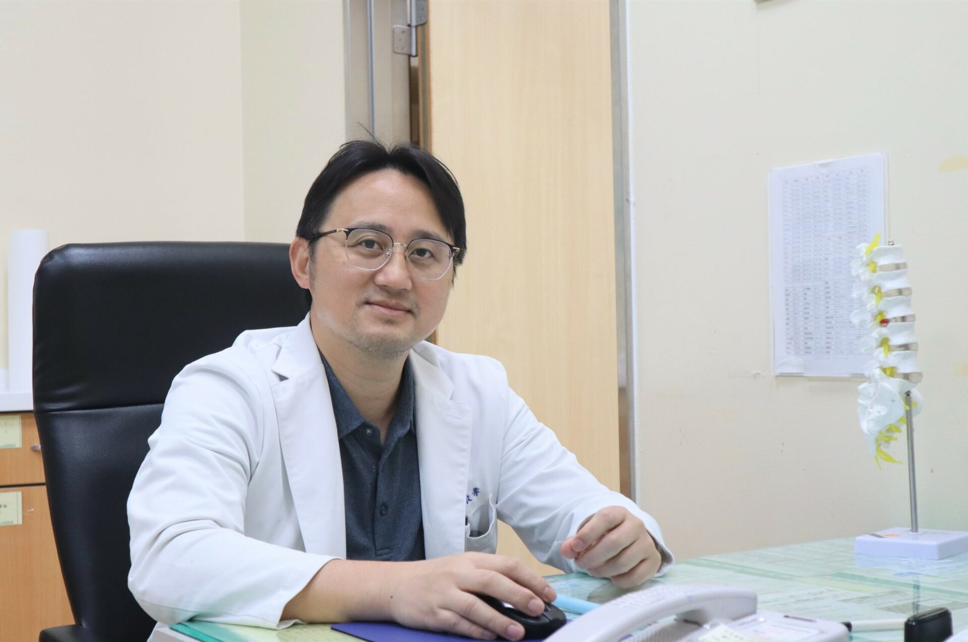 7旬嬤沒跌倒竟骨折!桃園醫院:小心沉默的「骨骼小偷」 7旬嬤沒跌倒竟骨折!桃園醫院:小心沉默的「骨骼小偷」