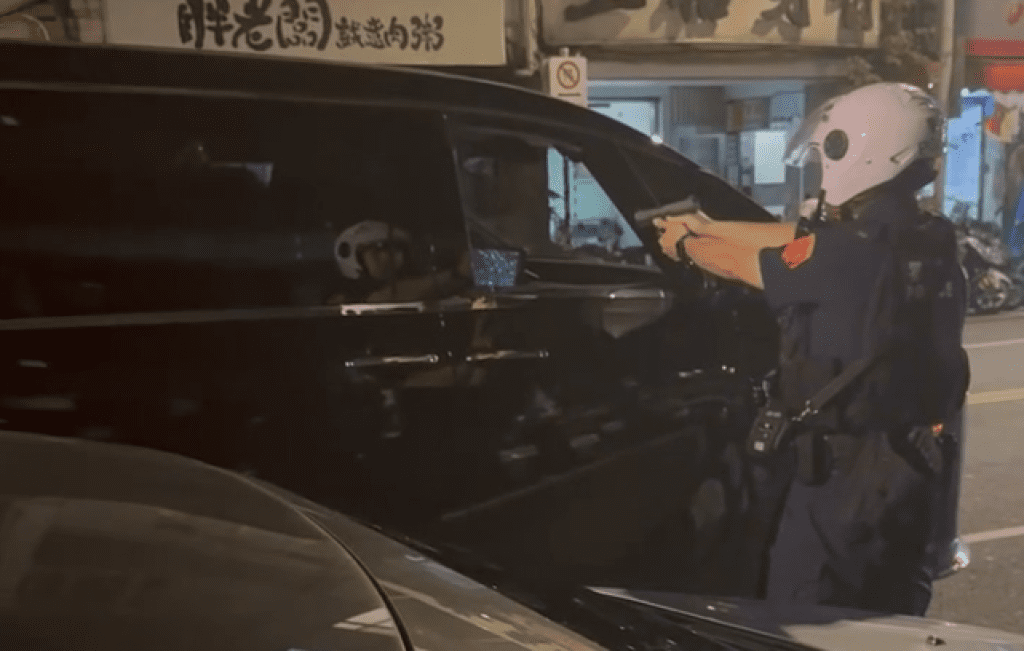 影／停車糾紛雙方爆口角！警到場險被駕駛衝撞　拔槍喝斥：熄火下車