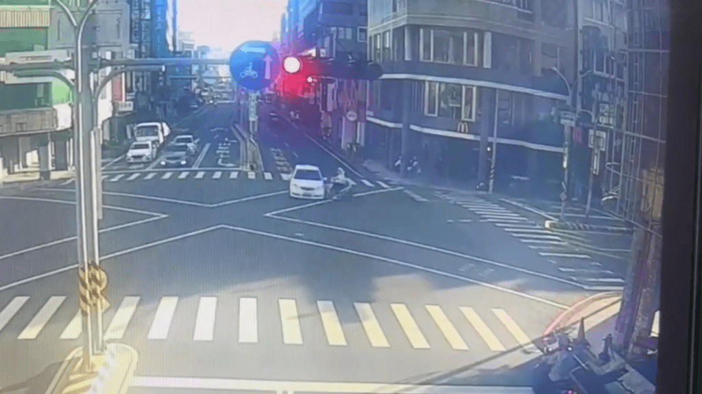 影／誇張！50歲男西門路「大逆向」闖燈撞女騎士　竟稱：身體不適