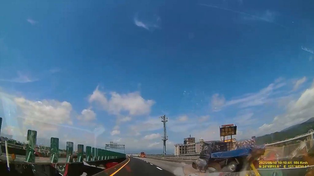 國道5號死亡車禍撞擊畫面曝光！　小貨車追撞工程車 車頭撞爛駕駛傷重不治