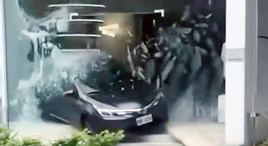 中市精品店遭撞畫面曝 網「肇事者有備而來 不像『打錯檔』」 中市精品店遭撞畫面曝 網「肇事者有備而來 不像『打錯檔』」