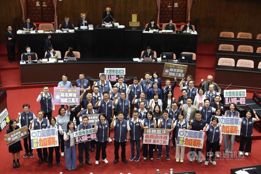 立院三讀志願役加給增至3萬 115年元旦起施行 立院三讀志願役加給增至3萬 115年元旦起施行