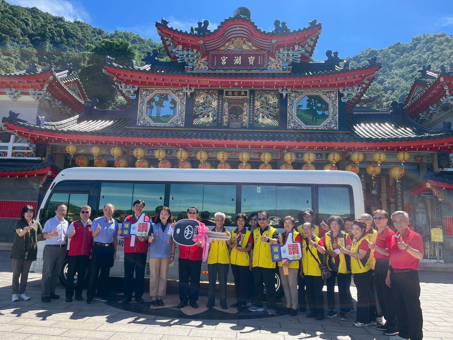 「善念無垠」 埔里地母廟捐贈中型巴士給中埔榮 「善念無垠」 埔里地母廟捐贈中型巴士給中埔榮