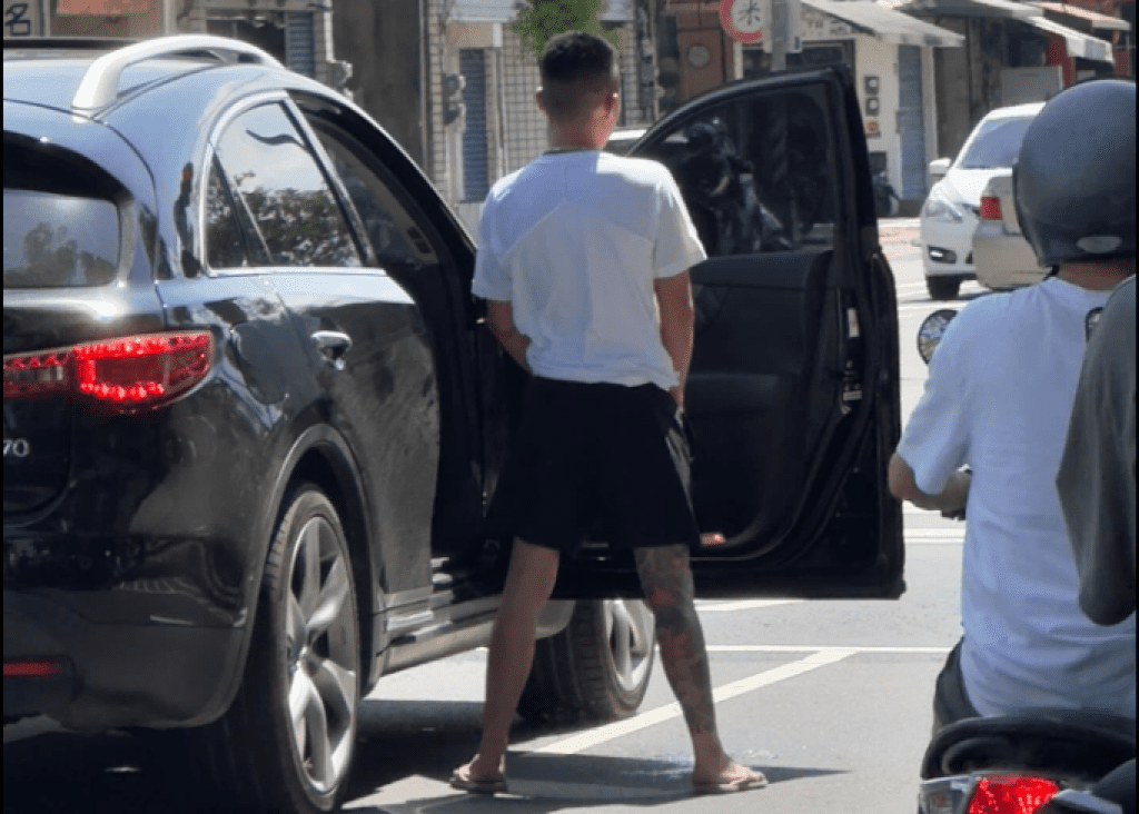 就地解放！高雄駕駛等紅燈「下車尿尿」車門擋正面　目擊者：左邊就是加油站