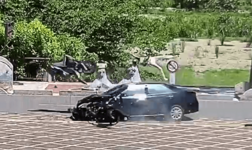 對撞畫面光！嘉義機車轎車相撞機車騎士各自彈飛　騎士空中翻滾落地骨折