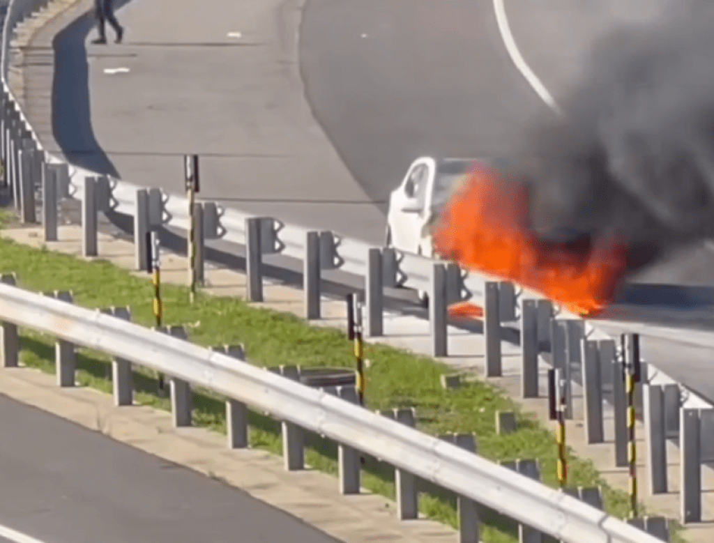 國道2號火燒車!自小客車冒烈焰濃煙 駕駛乘客急逃生 國道2號火燒車!自小客車冒烈焰濃煙 駕駛乘客急逃生