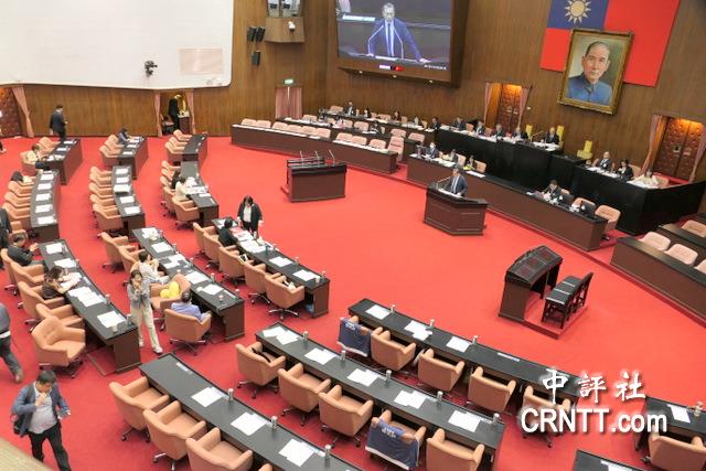 軍人加薪藍白不同調　將各投自己版本