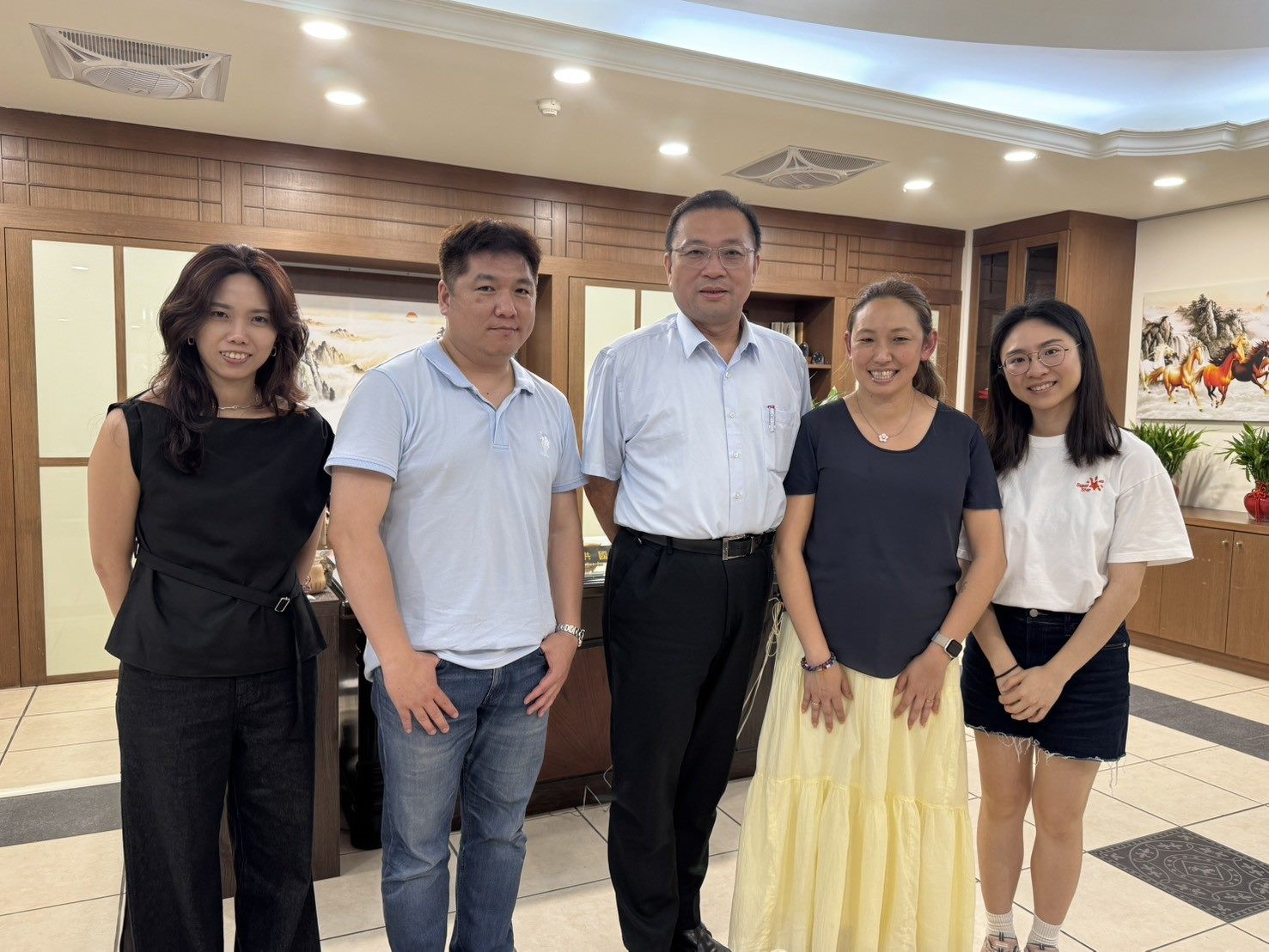 龍門國中喜迎美國教授走進龍門教室 共築教育對話橋梁 龍門國中喜迎美國教授走進龍門教室 共築教育對話橋梁