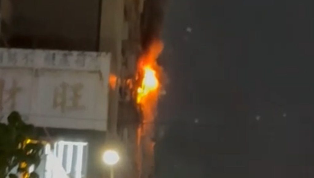 快訊/高雄重大火警!「一層53戶」疑還有人受困 快訊/高雄重大火警!「一層53戶」疑還有人受困