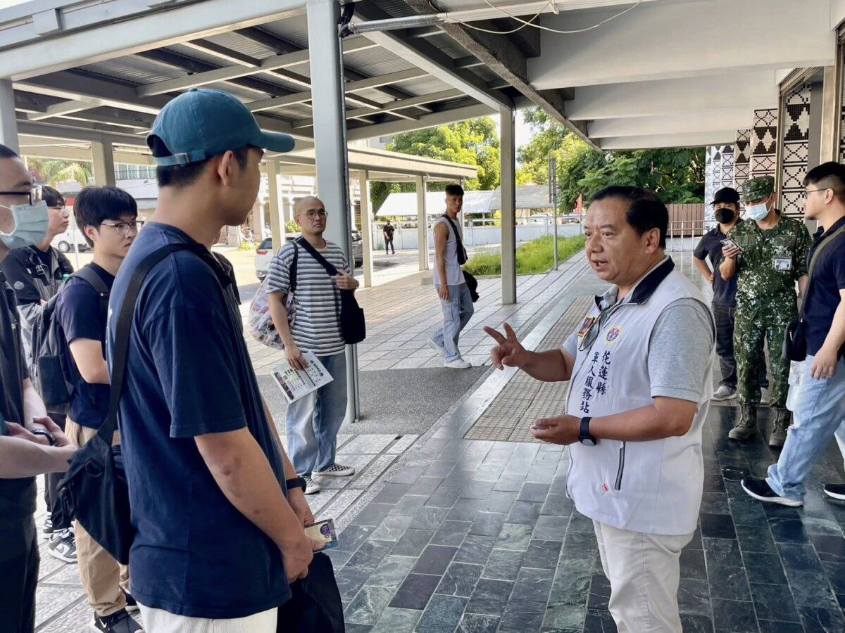 役男履行國防義務 展現熱血愛國情懷花蓮軍人服務站前往車站溫馨歡送231梯次入營役男 役男履行國防義務 展現熱血愛國情懷花蓮軍人服務站前往車站溫馨歡送231梯次入營役男