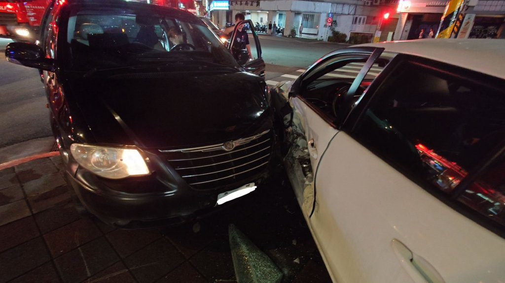 路口闖紅燈猛撞右轉車!「安全氣囊全爆」違規男陷昏迷 車上搜出K他命 路口闖紅燈猛撞右轉車!「安全氣囊全爆」違規男陷昏迷 車上搜出K他命