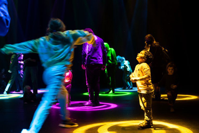 暑假來歌劇院遛孩首選 全場追著光跑的《光之星球》 暑假來歌劇院遛孩首選 全場追著光跑的《光之星球》