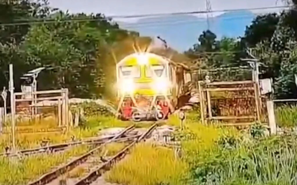 影／女高中生雙載穿越鐵軌　沒注意火車慘被迎面撞飛雙亡