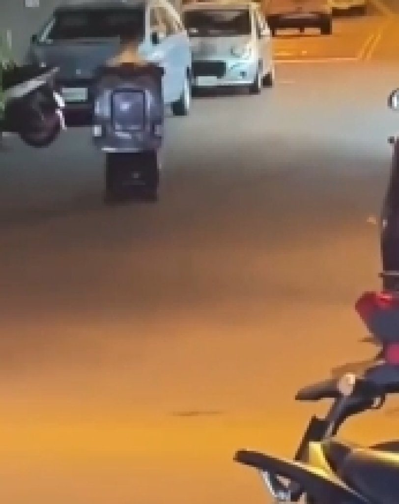 影/年輕男「坐進垃圾桶飄移」街頭上演深夜惡作劇 影/年輕男「坐進垃圾桶飄移」街頭上演深夜惡作劇