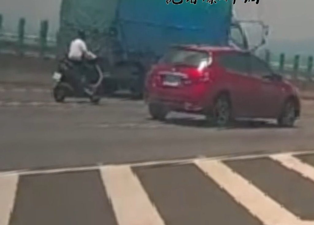 影/機車誤闖國道3號快車道 貨車神操作閃避救回一命 影/機車誤闖國道3號快車道 貨車神操作閃避救回一命