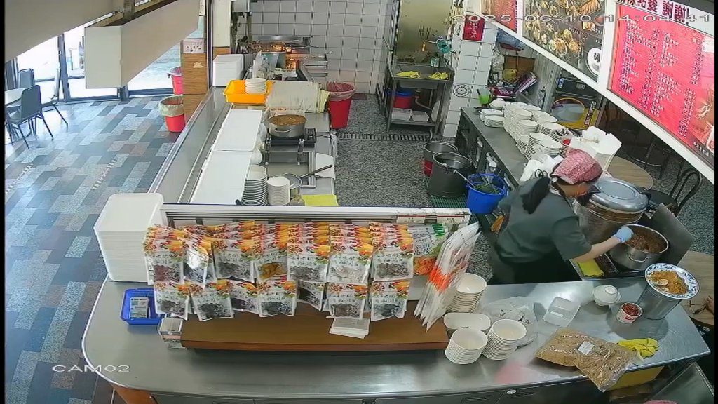 影/廚餘倒進滷鍋!周氏蝦捲遭爆收回客人吃剩油豆腐 業者道歉開除員工 影/廚餘倒進滷鍋!周氏蝦捲遭爆收回客人吃剩油豆腐 業者道歉開除員工