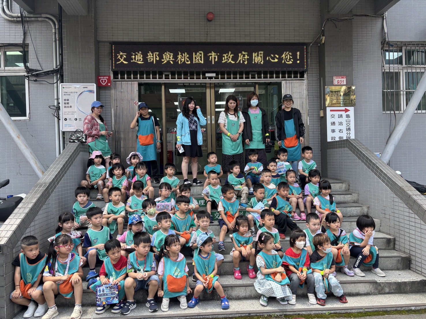 太可愛!幼兒園前進龜山派出所表演 向警察致敬 太可愛!幼兒園前進龜山派出所表演 向警察致敬