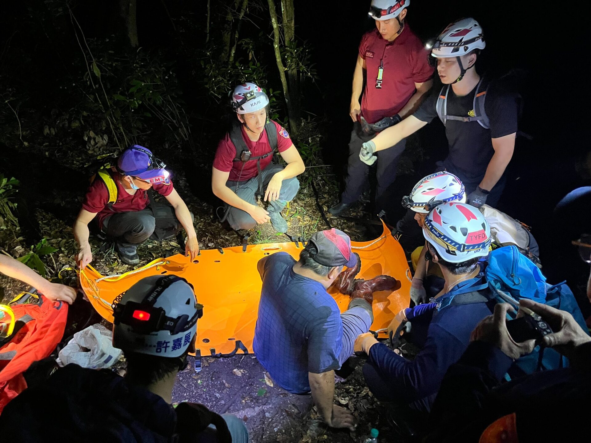 百公斤男釣客摔傷走不動 桃消花一小時半扛下山 百公斤男釣客摔傷走不動 桃消花一小時半扛下山