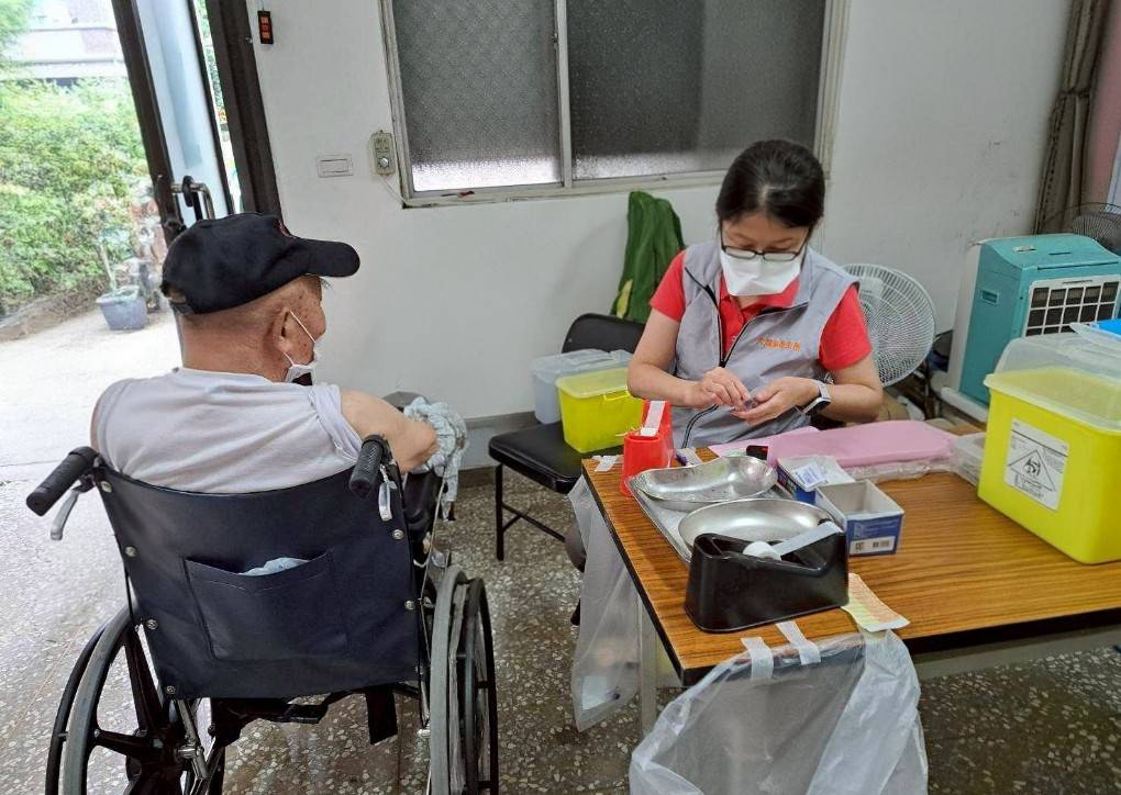 新冠疫苗第二劑接種間隔縮短 疫情升溫下啟動強化防疫措施 新冠疫苗第二劑接種間隔縮短 疫情升溫下啟動強化防疫措施