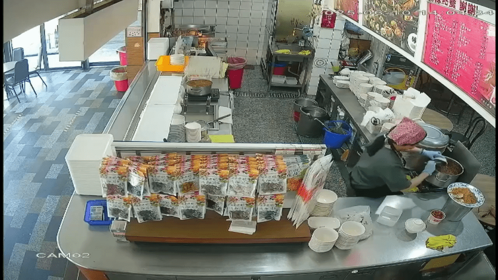 台南周氏蝦捲爆「油豆腐倒回滷鍋」客人看傻　衛生局火速稽查：最重罰2億