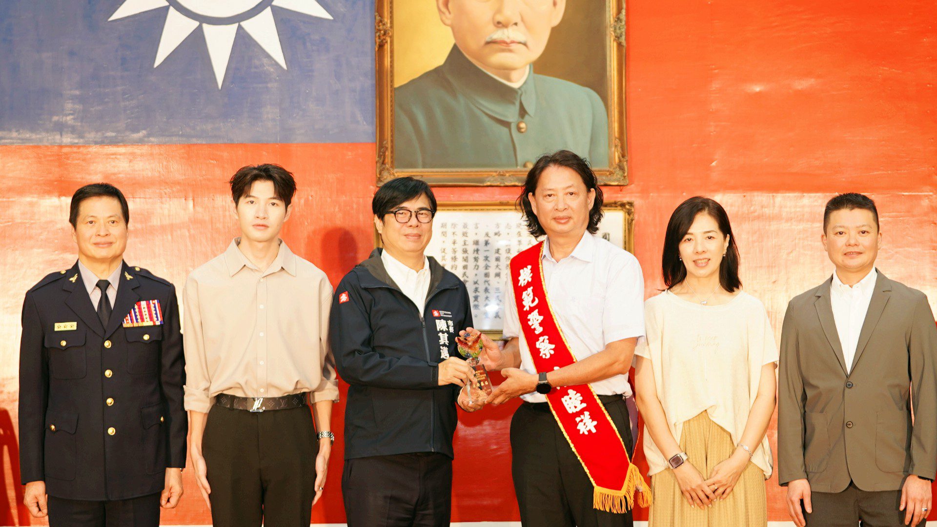 慶祝警察節 陳其邁表揚績優警察人員 慶祝警察節 陳其邁表揚績優警察人員