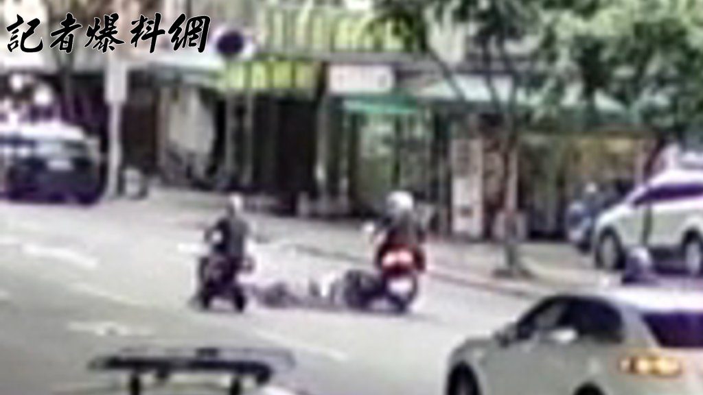 板橋男騎士靠右沒看後照鏡 A一下釀4車連環撞 板橋男騎士靠右沒看後照鏡 A一下釀4車連環撞