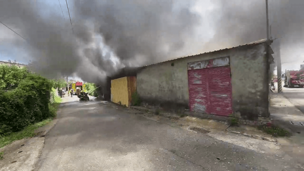 快訊/台南官田鐵皮倉庫火警!濃煙直竄…民眾嚇壞 一度誤傳阿扁祖厝失火 快訊/台南官田鐵皮倉庫火警!濃煙直竄…民眾嚇壞 一度誤傳阿扁祖厝失火