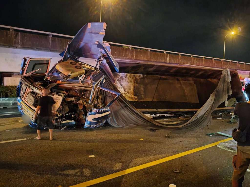 國1內湖段砂石車翻覆波及小貨車側翻　肇事司機傷重身亡