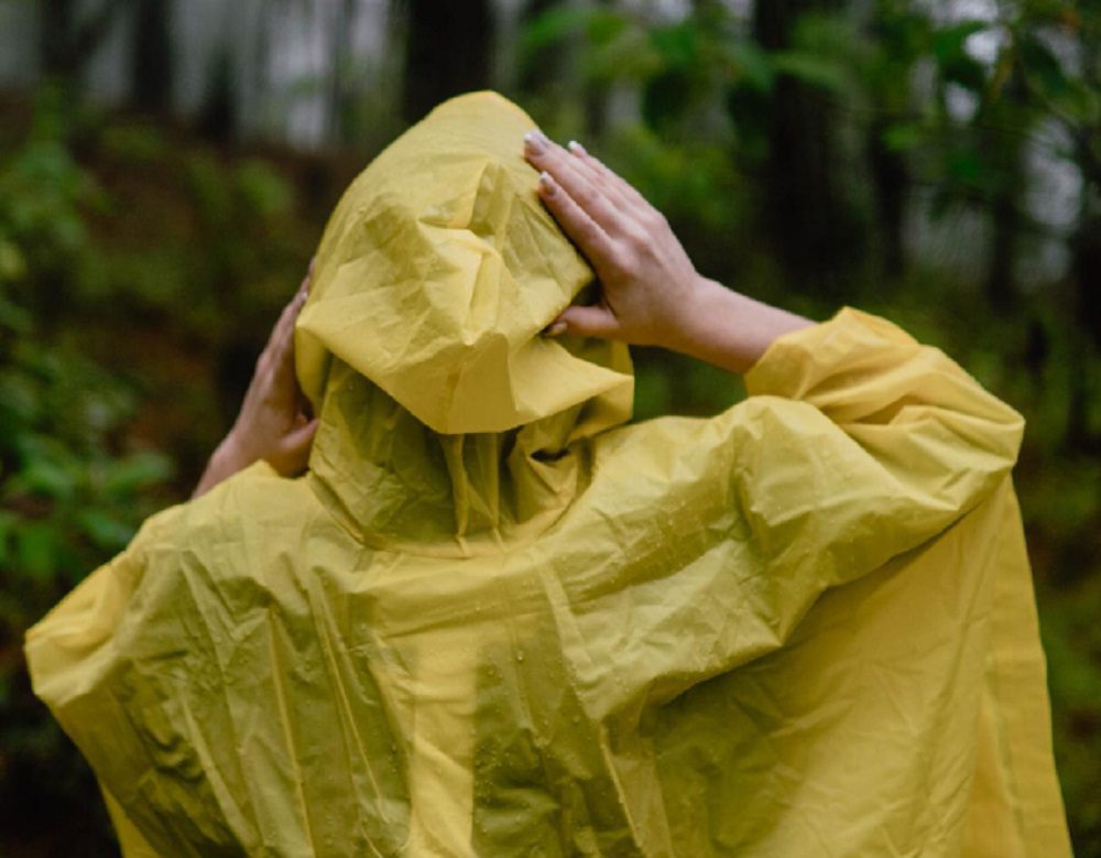 專穿黃色雨衣犯案？幫派成員涉打人、持毒被逮