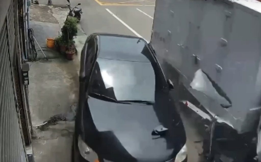 高雄阿蓮街頭驚魂!藍色轎車甫停妥 遭物流車猛撞驚險畫面曝光 高雄阿蓮街頭驚魂!藍色轎車甫停妥 遭物流車猛撞驚險畫面曝光