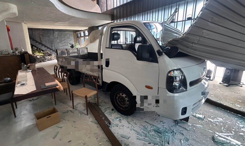 演不完的八點檔？！  饅頭媽前男友的茶行遭貨車衝撞