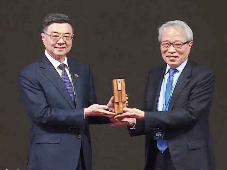 中國醫藥大學鄭隆賓院長研究團隊 榮獲經濟部「113年國家發明創作獎」發明獎金牌 中國醫藥大學鄭隆賓院長研究團隊 榮獲經濟部「113年國家發明創作獎」發明獎金牌