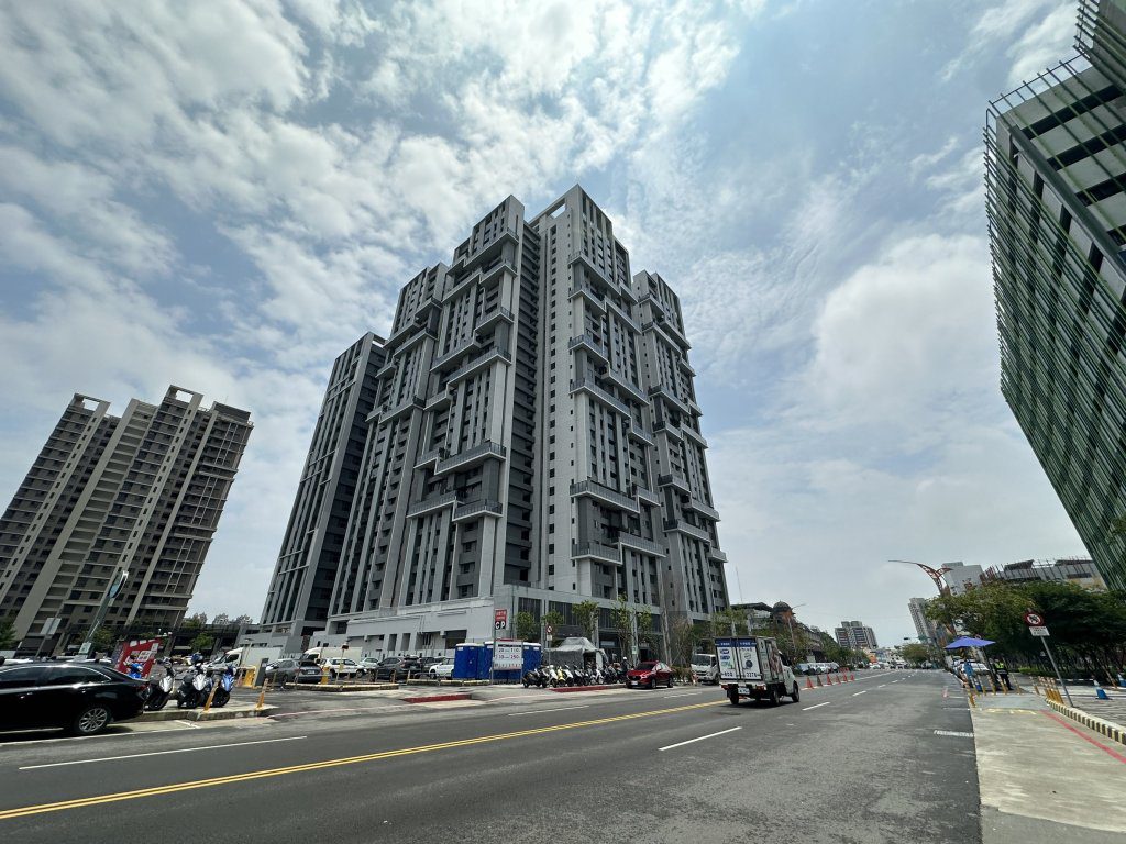 台積宅不夠看 !國軍十五萬人薪水三級跳 網呼:「房市起死回生?」 台積宅不夠看 !國軍十五萬人薪水三級跳 網呼:「房市起死回生?」