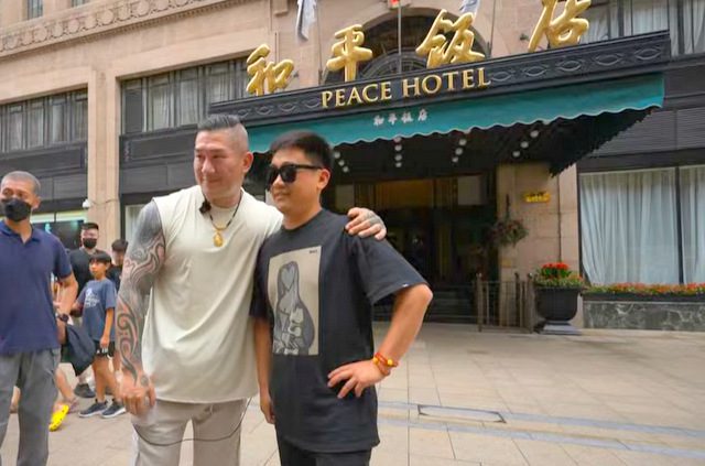 館長上海行人氣旺　許多民眾要簽名合照