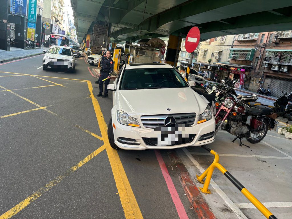 新北男駕賓士C300開錯路 心急找迴轉點自撞護欄 新北男駕賓士C300開錯路 心急找迴轉點自撞護欄