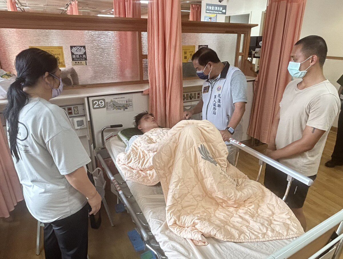 花蓮軍人服務站探視住院官兵 關懷不間斷傳遞溫暖力量 花蓮軍人服務站探視住院官兵 關懷不間斷傳遞溫暖力量