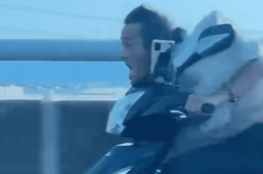 影/阿伯騎車飆國道!神奇「狂扭騎姿」引發關注 網友幫配BGM:騎得太有感情 影/阿伯騎車飆國道!神奇「狂扭騎姿」引發關注 網友幫配BGM:騎得太有感情