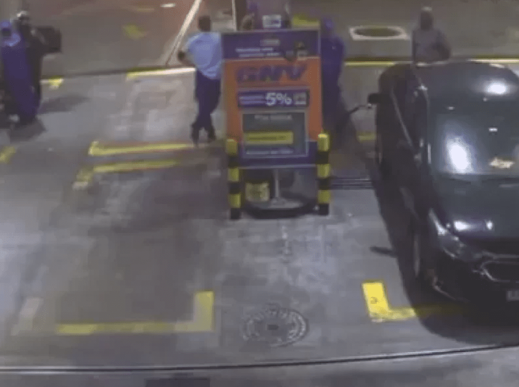 影/巴西加油站爆炸2死!車輛斷成兩半屋頂倒塌 事發監視器影片曝光 影/巴西加油站爆炸2死!車輛斷成兩半屋頂倒塌 事發監視器影片曝光