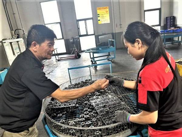 中彰投分署助企業回聘退休職人傳承經驗與技術 每名雇主每年最高補助50萬元 中彰投分署助企業回聘退休職人傳承經驗與技術 每名雇主每年最高補助50萬元