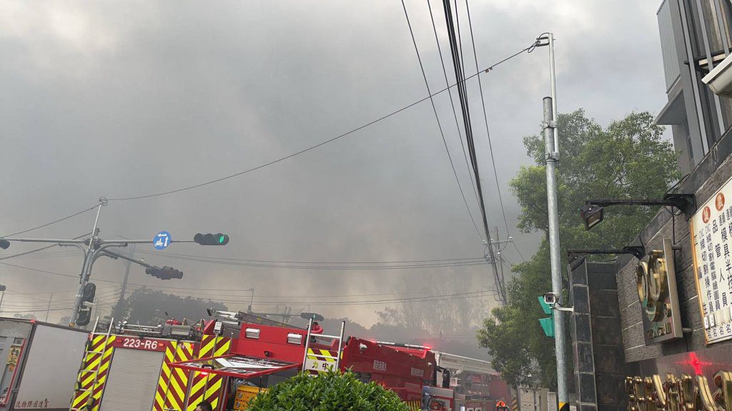 快訊/林口金屬家具廠清晨大火 火勢延燒4樓全面陷火海 快訊/林口金屬家具廠清晨大火 火勢延燒4樓全面陷火海