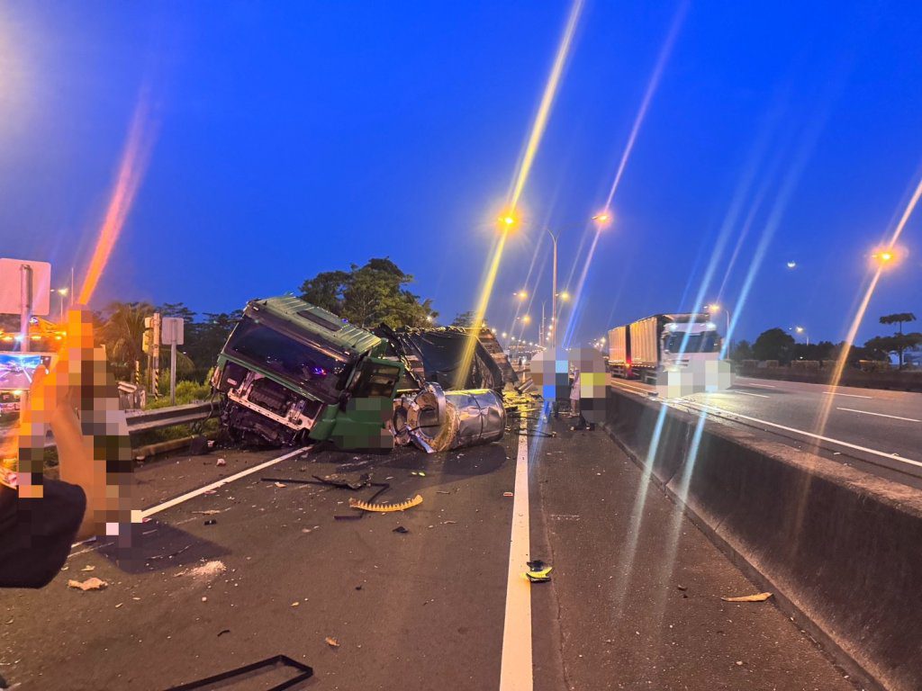 新／國道鋼捲掉滿地！聯結車翻覆卡匝道　現場慘況曝光