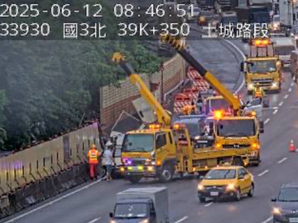 快訊／國3南下39K土城段清晨事故　自小客車追撞翻覆回堵5公里