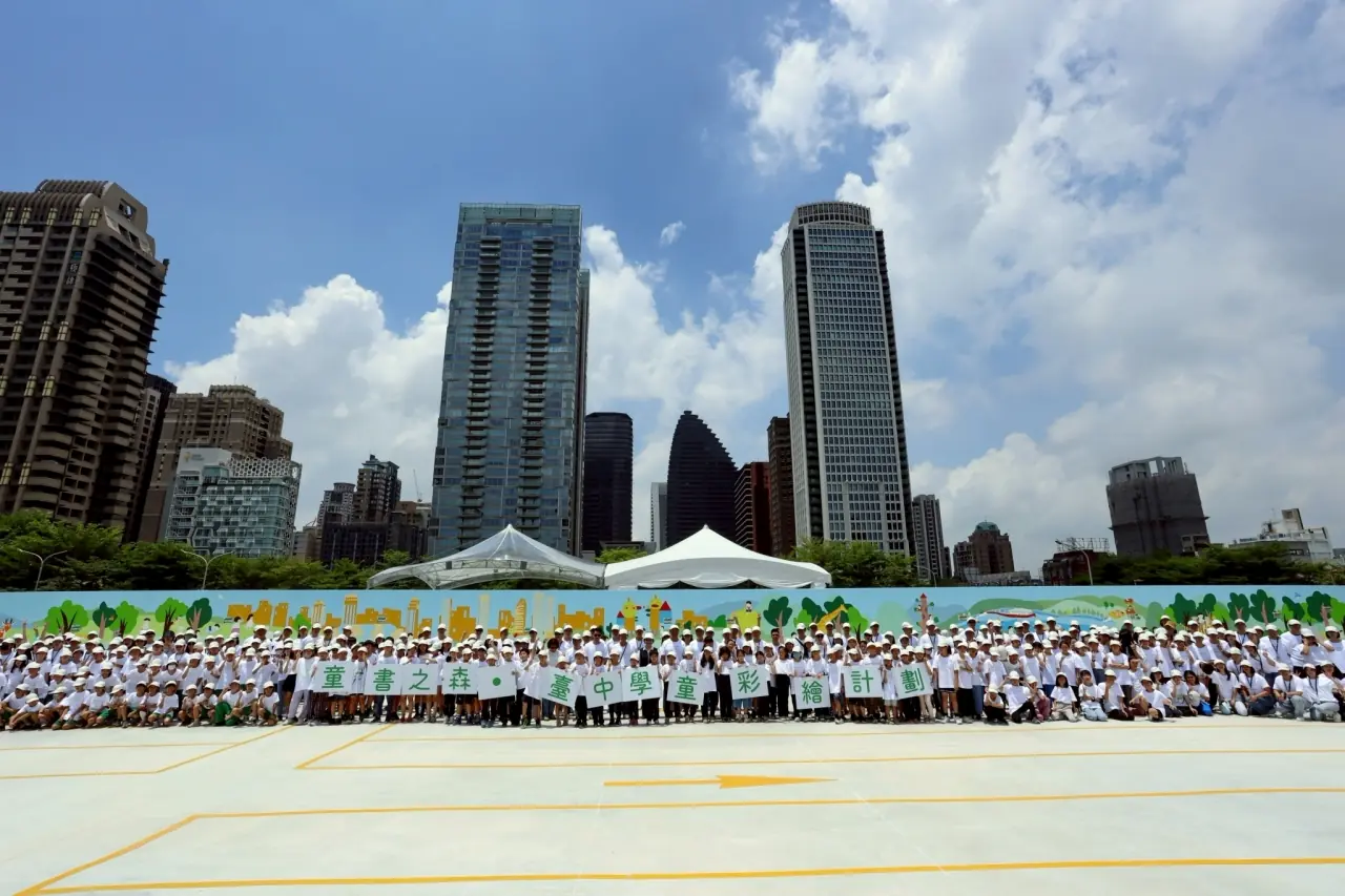 小手揮筆畫夢想 200位學童繪出「童書之森・臺中」繽紛圍籬
