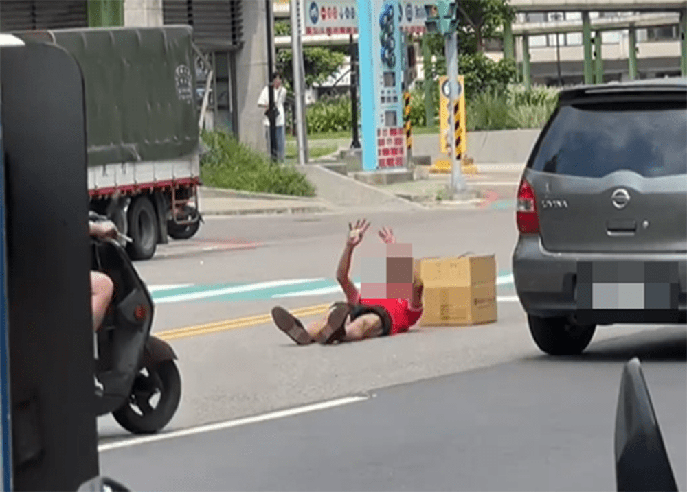 不要命!男子躺馬路中伸展 壢警:可罰500元 不要命!男子躺馬路中伸展 壢警:可罰500元