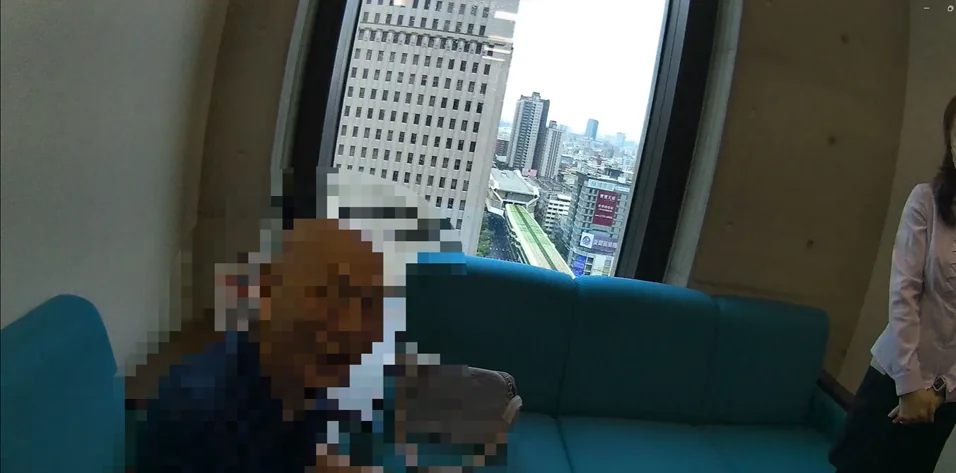 詐團鎖定銀髮族 老翁解約180萬險遭騙 中警語重心長:「這是你的血汗錢 詐團鎖定銀髮族 老翁解約180萬險遭騙 中警語重心長:「這是你的血汗錢