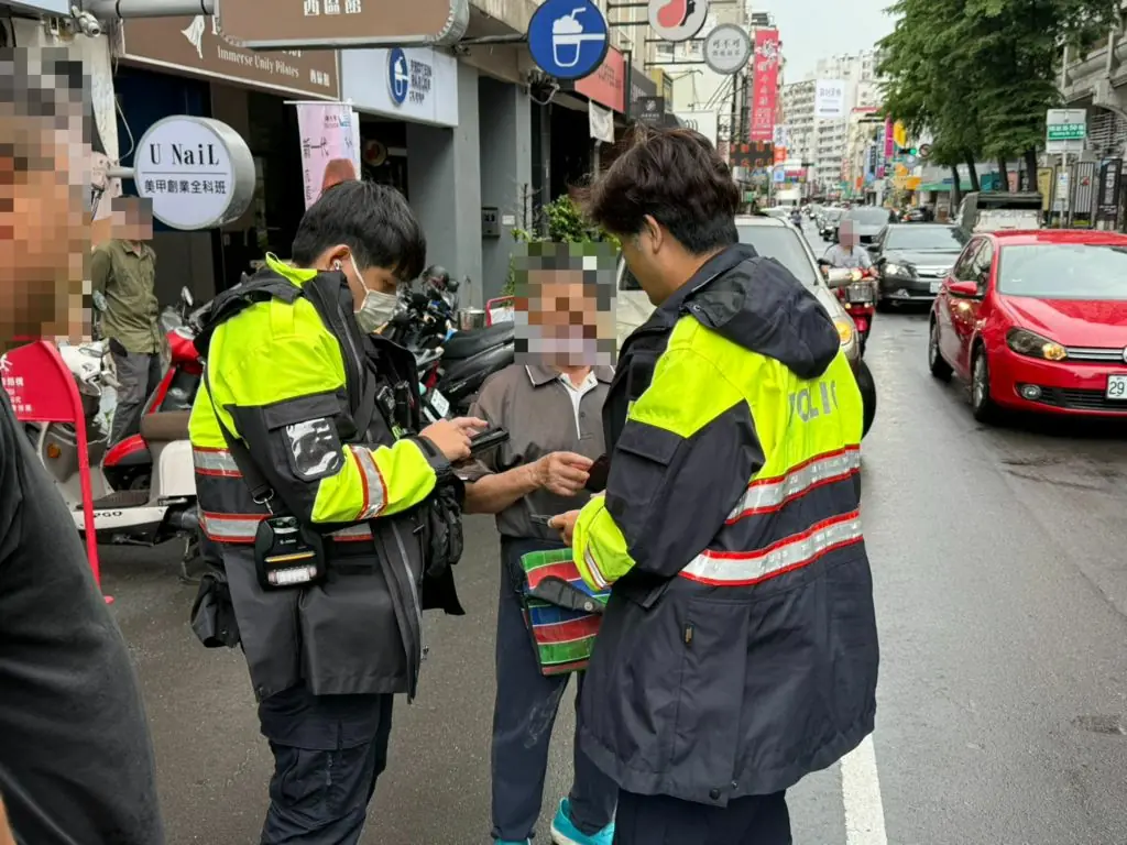 就是這裡了92歲老翁雨中暴走 重現頭文字D神場面真相超反轉 就是這裡了92歲老翁雨中暴走 重現頭文字D神場面真相超反轉